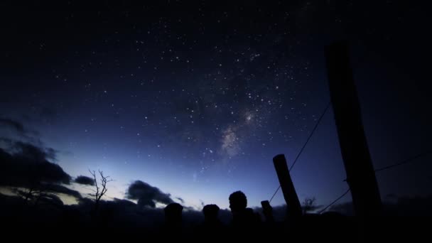 Voie Lactée Dessus Clôture Agricole Silhouette Des Hommes Parlant Arrière — Video