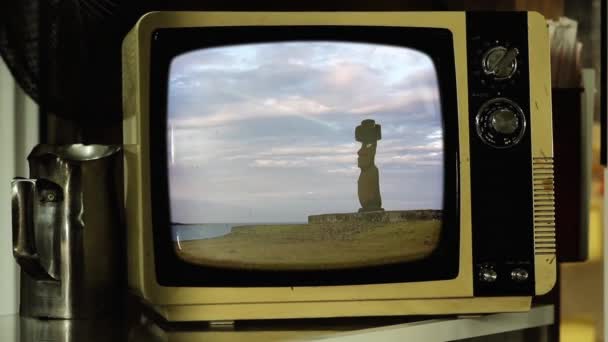 Moai Individual Isla Pascua Chile Visto Televisor Retro — Vídeo de stock