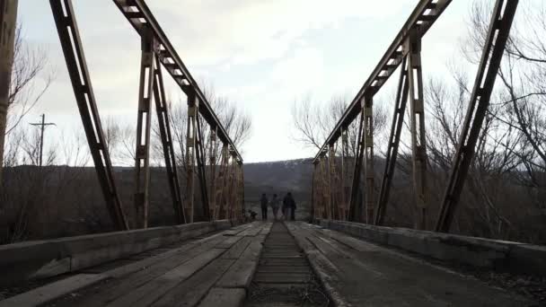 Άνθρωποι Στην Παλιά Σιδερένια Γέφυρα Πάνω Από Ένα Ποτάμι Στην — Αρχείο Βίντεο