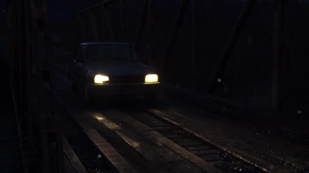 Carro Velho Atravessando Uma Ponte Noite — Vídeo de Stock