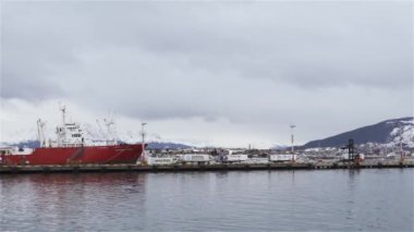 Ushuaia, Tierra del Fuego / Arjantin - 09 09 09 2019: Ushuaia Limanı 'ndaki konteyner gemisi. 