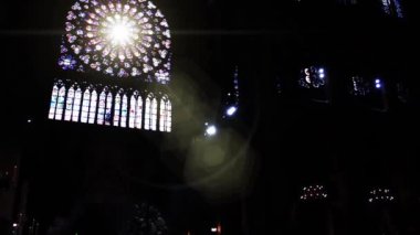 Güneş, Fransa 'nın ünlü Notre Dame Katedrali' nin Gül Penceresinden Parlıyor. Yangından Önce Çekilmiş, 2019 dolaylarında.. 
