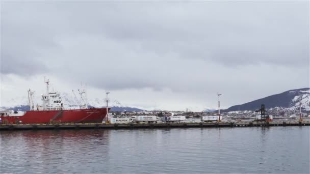 Ushuaia Tierra Del Fuego Argentina 2019年09月 ウシュアイア港のコンテナ船 — ストック動画