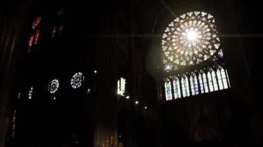Güneş, Fransa 'nın ünlü Notre Dame Katedrali' nin Gül Penceresinden Parlıyor. Yangından Önce Çekilmiş, 2019 dolaylarında.. 