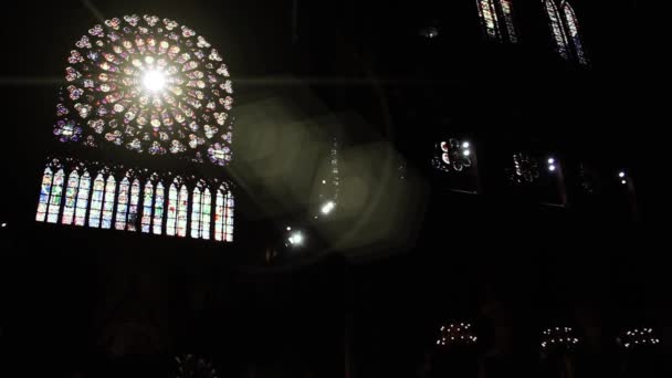 Solen Skiner Genom Rosenfönstret Den Berömda Notre Dame Cathedral Paris — Stockvideo