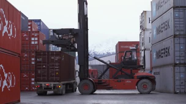 Ushuaia Feuerland Argentinien 2019 Containerterminal Mit Kran Beim Entladen Eines — Stockvideo