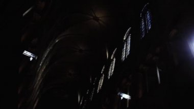 Paris, Fransa 'daki Notre Dame katedralindeki adak mumları. 2019 'da, yangından birkaç ay önce çekilmiş.. 