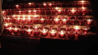 Paris, Fransa 'daki Notre Dame katedralindeki adak mumları. 2019 'da, yangından birkaç ay önce çekilmiş.. 