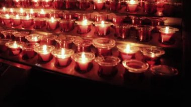 Paris, Fransa 'daki Notre Dame katedralindeki adak mumları. 2019 'da, yangından birkaç ay önce çekilmiş.. 