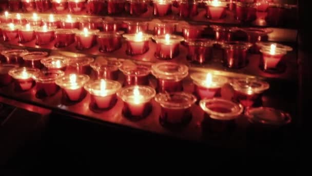 フランス パリのノートルダム大聖堂内の電動キャンドル Circa 2019 火災の数ヶ月前に撮影 — ストック動画