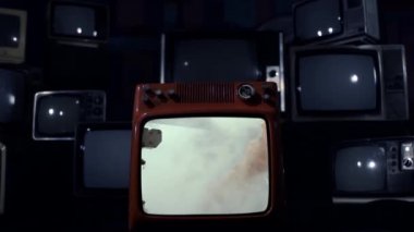 Retro TV 'de patlayan bir robot kol. Mavi Koyu Ton. 