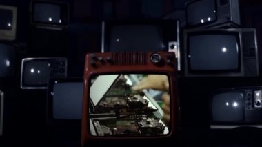 Retro TV 'de patlayan Assembly Line Workers. Mavi Koyu Ton. 