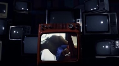 Helium Balon Şişmesini Gösteren Eski TV Ekran Patlaması - Kapat