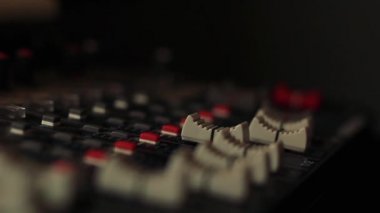 Bir Radyo İstasyonu Karıştırıcısı 'nın kadın elleri. Yakın plan. 