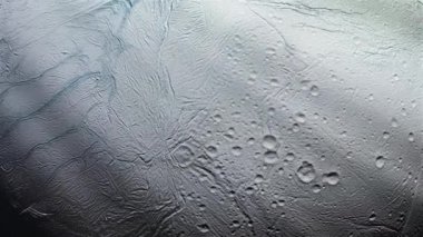 Enceladus, Satürn 'ün altıncı büyük uydusu, çoğunlukla taze ve temiz buzla kaplı, bu da onu Güneş Sistemi' nin en yansıtıcı cisimlerinden biri yapıyor. NASA tarafından desteklenen bu videonun elementleri. 