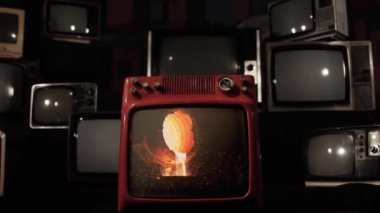 Çelik dökümhanesine erimiş metal dökülürken kıvılcımlar yağmuru, patlayan bir Retro TV 'de görüldüğü gibi.. 