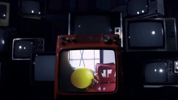 Αρσενικά Χέρια Κρατώντας Ένα Κίτρινο Μπαλόνι Ηλίου Μια Ρετρό Τηλεόραση — Αρχείο Βίντεο