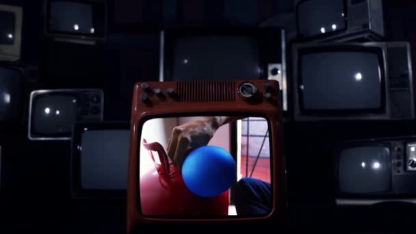 古いテレビで青いヘリウム気球 画面が爆発する — ストック動画
