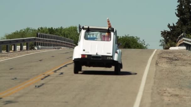Carro Branco Velho Estrada Vista Traseira — Vídeo de Stock