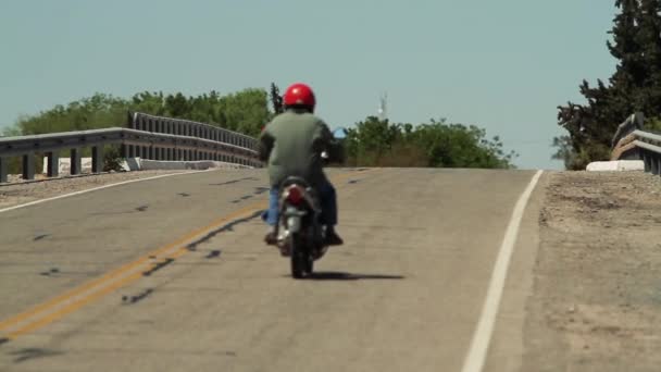 Motorcyklist Med Red Helmet Ridning Motorcykel Vägen Bakåt — Stockvideo