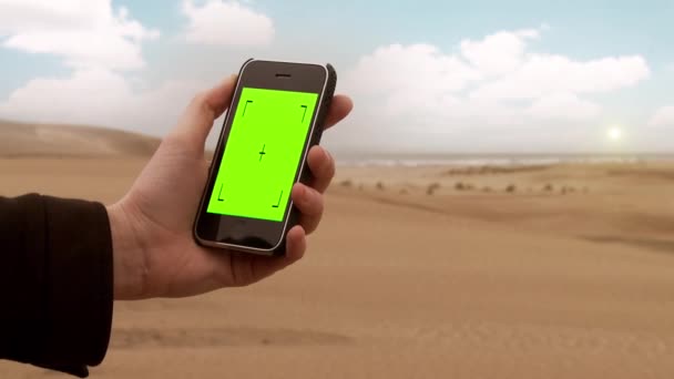 Ανδρικό Χέρι Χρησιμοποιώντας Smart Phone Πράσινη Οθόνη Στην Παραλία Μπορείτε — Αρχείο Βίντεο