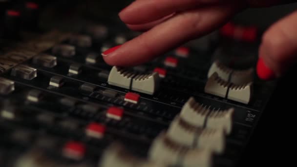 Γυναικεία Χέρια Στο Digital Music Studio Mixer Κοντινό Πλάνο — Αρχείο Βίντεο