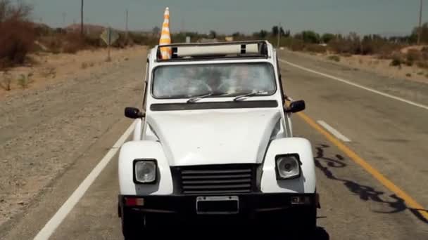 リオハ州 アルゼンチン 2019年09月 旧シトロエン2Cv道路上の車 — ストック動画