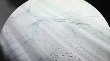 Enceladus, Satürn 'ün altıncı büyük uydusu, çoğunlukla taze ve temiz buzla kaplı, bu da onu Güneş Sistemi' nin en yansıtıcı cisimlerinden biri yapıyor. NASA tarafından desteklenen bu videonun elementleri. 
