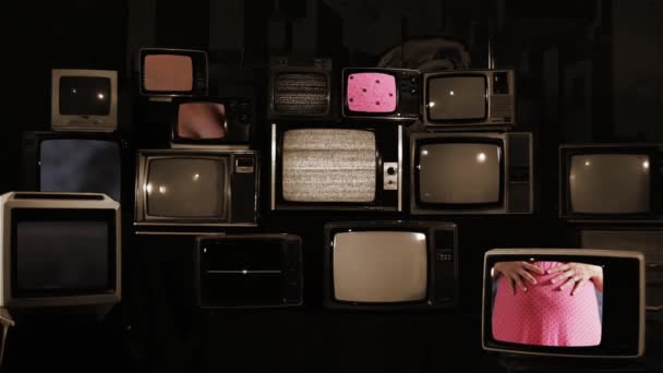 Mujer Embarazada Vestido Rosa Televisores Retro Tono Sepia — Vídeos de Stock