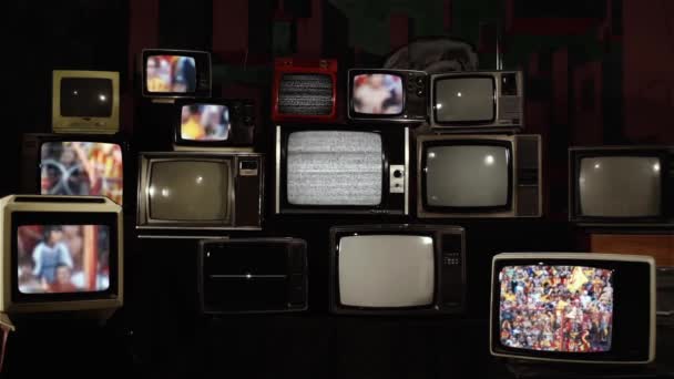 在阿根廷的一个足球场上 一群混杂着的人 还有老式的复古电视 — 图库视频影像