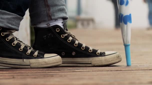 Giovane Uomo Che Indossa Scarpe Ginnastica Ombrello Toccando Piede Ritmo — Video Stock