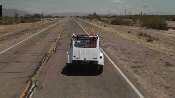 古いレトロシトロエン車道路上 バックビュー — ストック動画