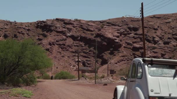 Mobil Retro Tua Jalan Tanah Pegunungan — Stok Video