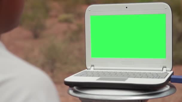 在无声无息的户外 白色笔记本或笔记本电脑绿色屏幕 你可以用你想要的镜头或图片代替绿色屏幕 您可以在Adobeafter Effects或其他视频编辑软件中使用Keying Chroma Key 效果来完成此操作 — 图库视频影像