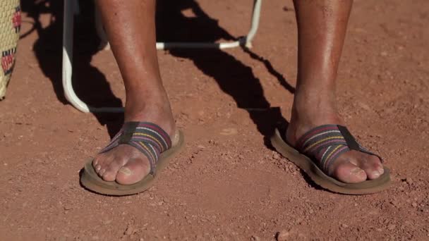 Man Met Flip Flops Beach Crossing Legs Laag Zicht — Stockvideo