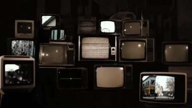 Buenos Aires 'te Caminito Sokağı' nda ekranda Caminito Caddesi 'nin olduğu bir yığın Retro TV. Sepia Tonu. 