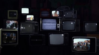 Retro TV ekranlarında Soccer Stadyumu 'nda tezahürat yapan kalabalık. Mavi Koyu Ton. 