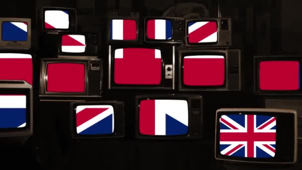 画面上のEuと英国の旗とレトロテレビのスタック ブレグジットコンセプト セピア トーン ズームアウト — ストック動画