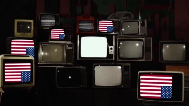 Ekranda ABD bayraklarının baş aşağı durduğu Retro TV yığını. 
