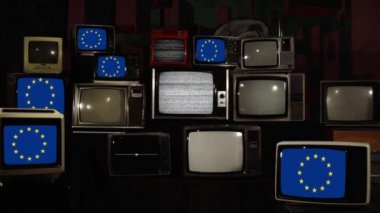 Ekranlarında Avrupa Birliği Bayrakları olan Retro TV Yığını. Yakınlaştır. 