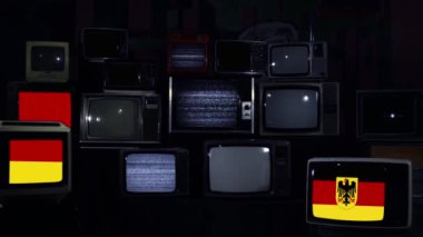 Ekranda Alman Arma Bayrağı olan Retro TV Yığını. Mavi Koyu Ton. Yakınlaştır. 