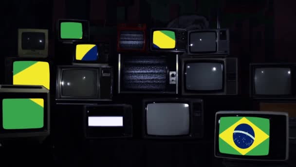 电视屏幕上堆放着挂满巴西国旗的复古电视 蓝色深褐色调 放大放大 — 图库视频影像