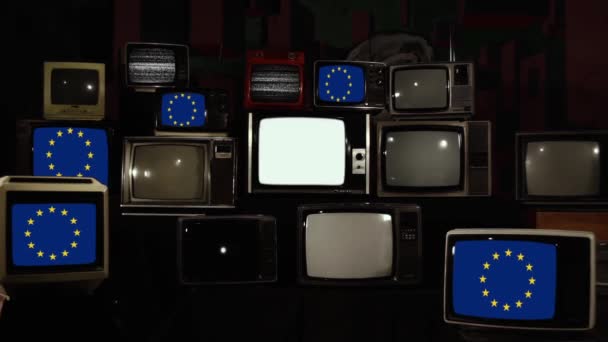 Stos Telewizorów Retro Flagami Wielkiej Brytanii Ekranach Koncepcja Brexita Powiększ — Wideo stockowe