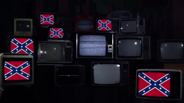 一堆堆带邦联国旗的复古电视在银幕上 蓝色深褐色调 放大放大 — 图库视频影像