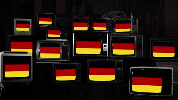 Stapelweise Retro Fernseher Mit Der Deutschen Nationalflagge Auf Den Bildschirmen — Stockvideo