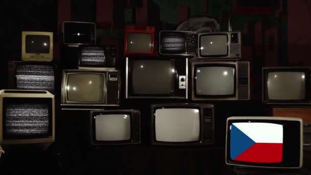 チェコ共和国のレトロテレビと旗 ズームイン — ストック動画