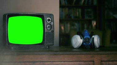 El, Yeşil Ekranlı bir yüz maskesi ve Retro TV alıyor. Yeşil ekranı istediğin görüntüyle ya da resimle değiştirebilirsin. Bunu tuş efekti ile yapabilirsiniz (YouTube 'daki özel derslere bakın).
