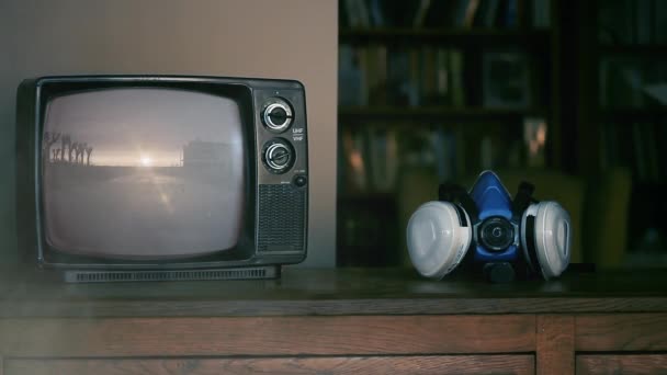 Człowiek Odbierający Maskę Respiratora Telewizor Retro Zniszczonym Światem Ekranie Przeszłość — Wideo stockowe