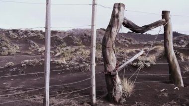 Eski Metal Asma Kilit, Patagonya 'da bir tahta direğe zincirlenmiş. Yakınlaştır. 