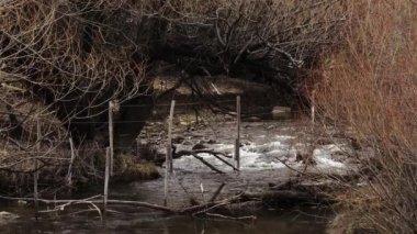 Patagonya 'da bir dağ nehrinin üzerindeki dikenli teller. Arjantin, Güney Amerika 'da çekildi.. 